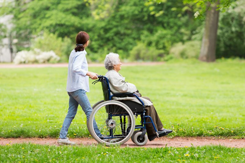 can an elderly person die from dehydration