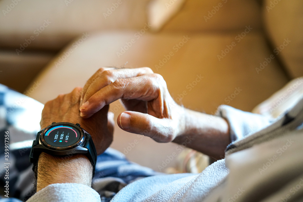 smartwatch for tracking senior health