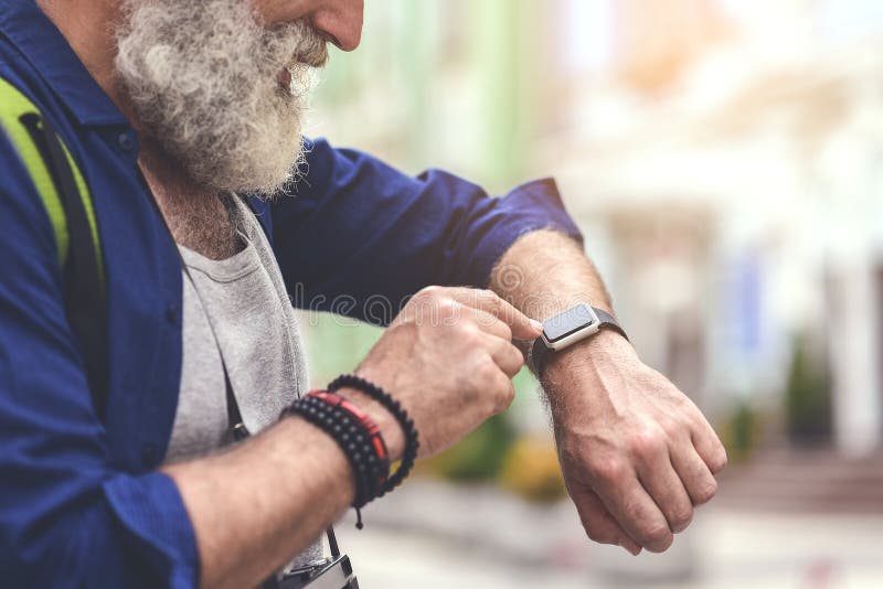 how to choose smartwatch for elderly