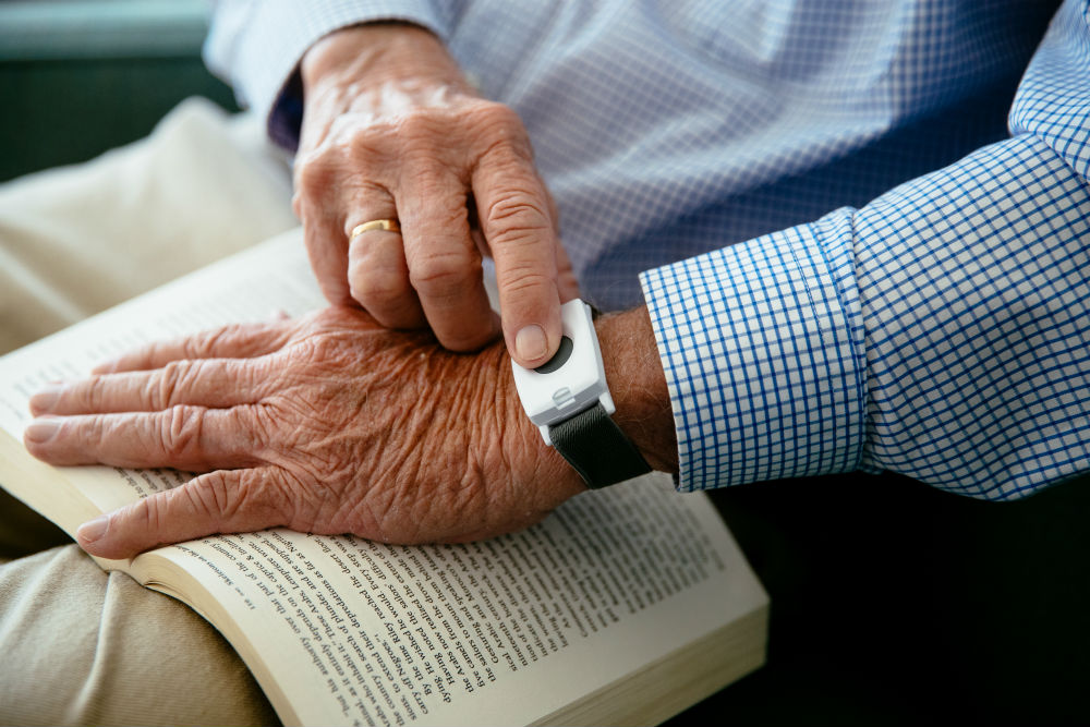 how to choose smartwatch for elderly